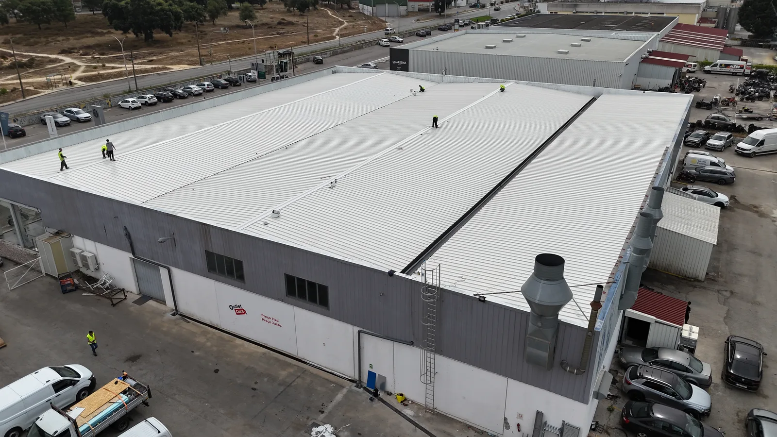Vista aérea de uma cobertura industrial com diferentes panos e pontos de drenagem