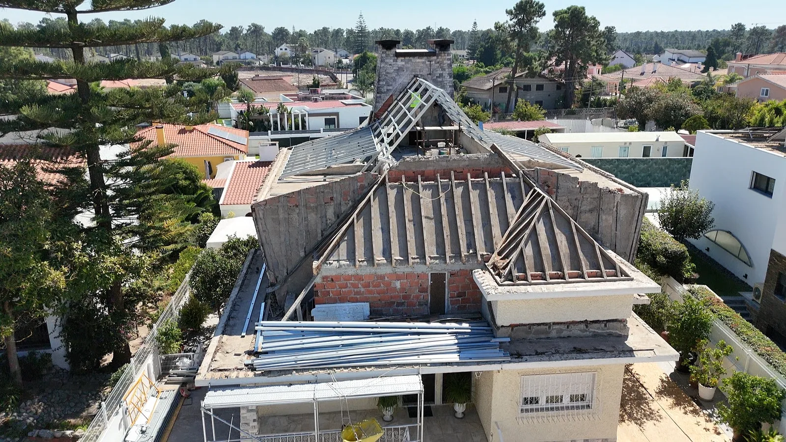 Estrutura de cobertura em perfis de aço leve durante a construção
