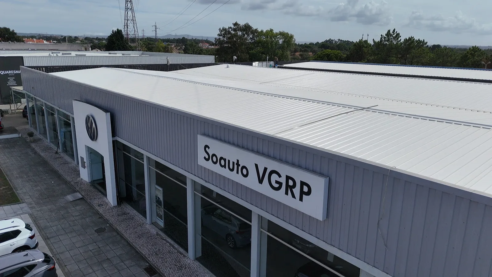 Vista do exterior de um edifício industrial, da sua fachada e da cobertura